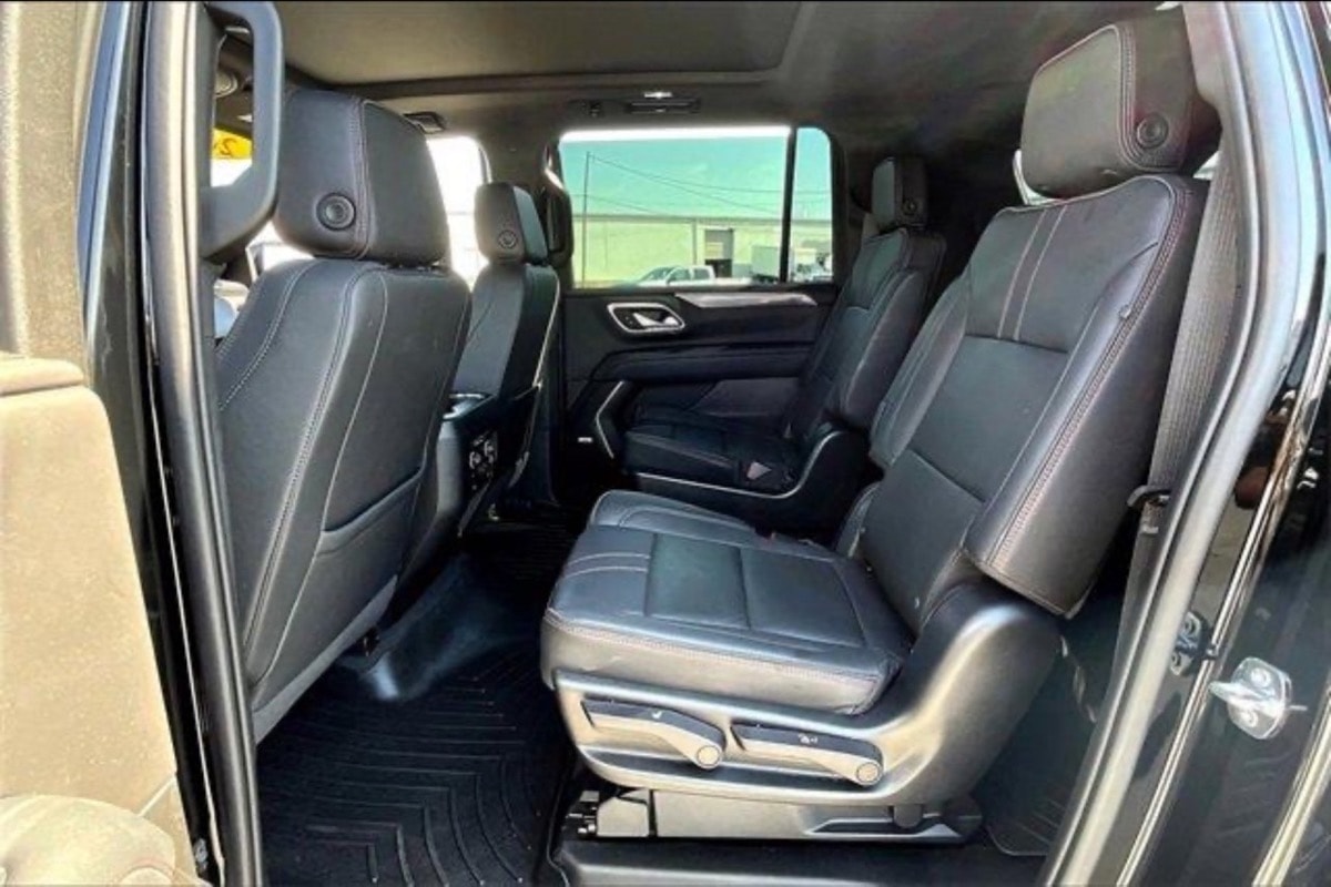 Chevy Suburban — photo 3