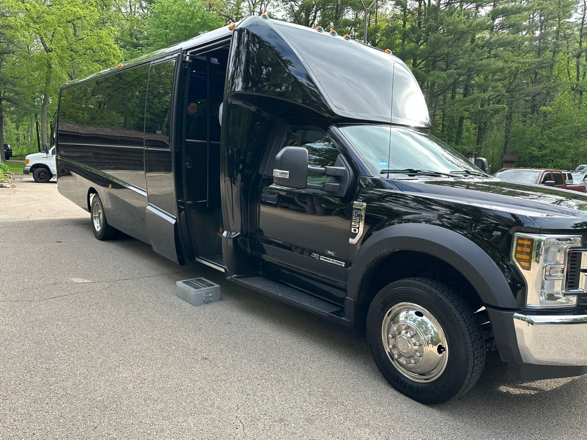 28 Passenger Executive Bus — photo 10
