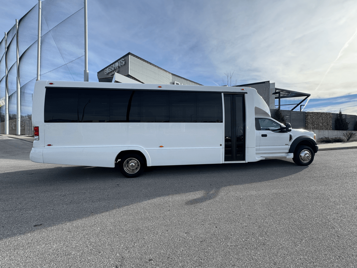 28 Passenger Executive Bus — photo 2
