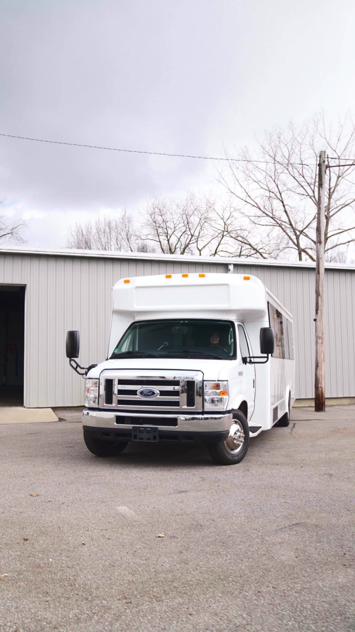 24 Passenger Party Bus – White Diamond — photo 4